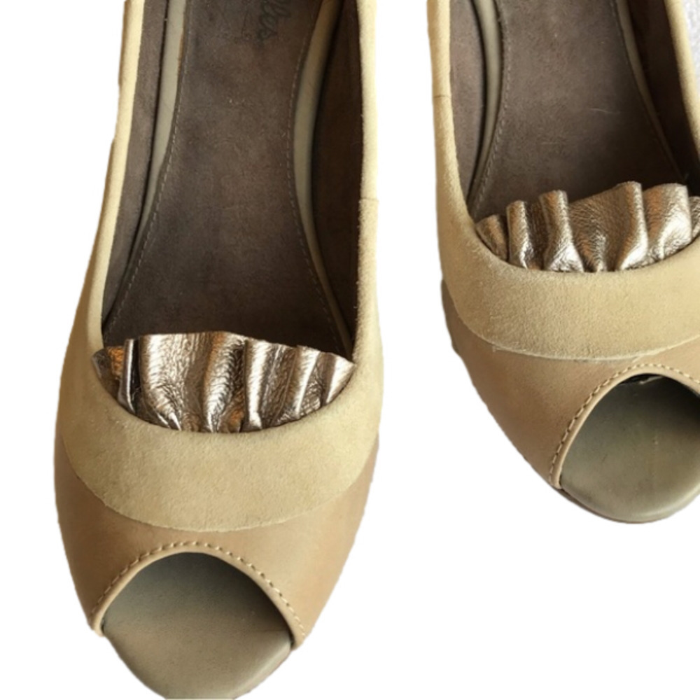 SEYCHELLES peep toe open toe kitten heel taupe and gold. Size 8.
